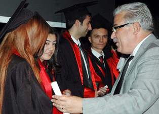 Genç hukukçuların mezuniyet sevinci