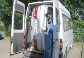 Arabayı minibüse paketlediler