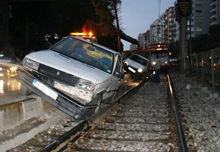 İki otomobil tramvay yoluna uçtu