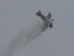 Gösteri yaparken yere çakıldı