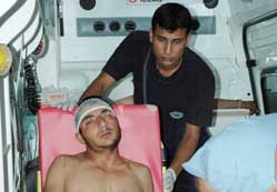 Baba oğul bıçaklandı