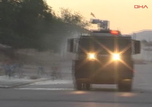 Silopi'de polis Türk bayrağı açınca