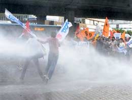 BDP'li vekillere gaz bombalı müdahale