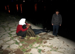 Göle düşen genç ölümden döndü
