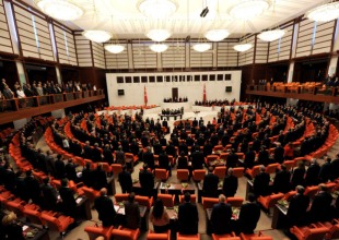 Boykot gölgesinde yemin töreni