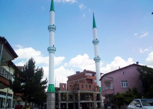 Cami bitmeden minareleri bitti!