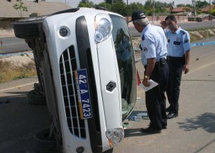Polis otosu devrildi: 2'si polis 3 yaralı