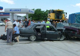 Otomobil akaryakıt istasyonuna daldı