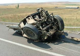 Minibüs ikiye bölündü: 1 ölü, 5 yaralı