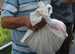 Bebeğini değil, kesilen kolunu kucağına aldı
