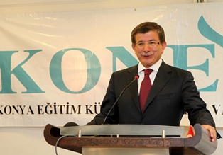 Ahmet Davutoğlu hangi kitabı okuyor?