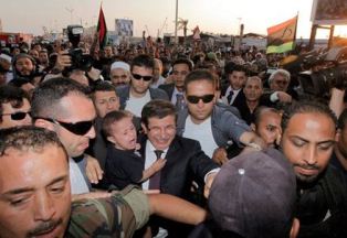 Davutoğlu'na görkemli karşılama