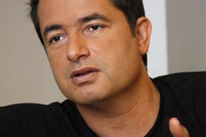 Acun ateş püskürdü: Sapıklar var