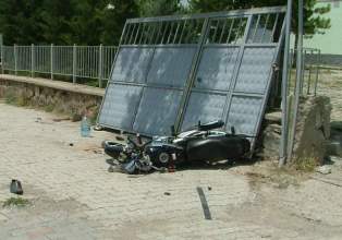 Motosiklet otomobile çarptı: 2 yaralı