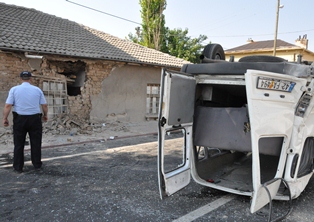 Servis minibüsü devrildi: 10 yaralı