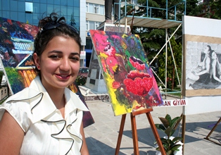 16 yaşında ilk sergisini açtı