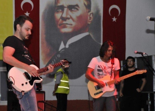 Grup 84'den Demet Akalın'a gönderme