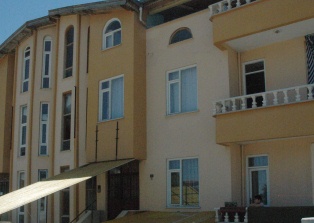 Kızı ve kardeşinin gözü önünde atladı