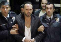 Durmayınca polise çarptı