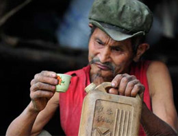 Bu adam benzin içerek yaşayabiliyor!