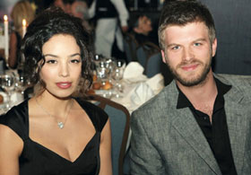 Azra Akın şarkı söyledi