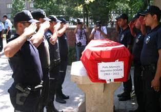 Görev başındaki polis kalbine yenildi