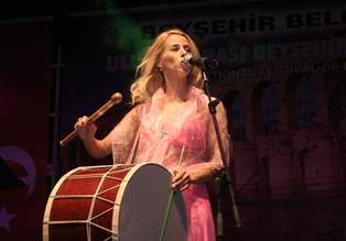 Sanatçı Niran Ünsal'a PKK protestosu