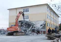 Çürük okul inşaatı yıkıldı