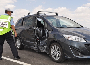 İki otomobil çarpıştı: 2 yaralı