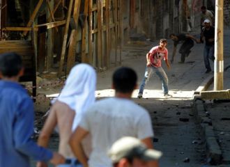 Bomba elinde patladı!