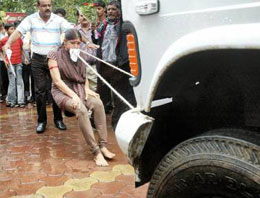 Hintli kadın dişleriyle kamyon çekti