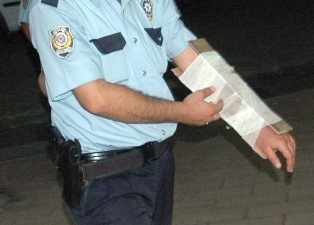 Koluna taş düşen polis yaralandı