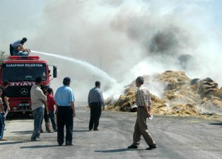 Saman yüklü TIR'da yangın çıktı