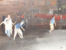 Mahalleli PKK'lıları kalaslarla kovaladı