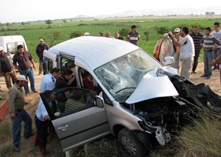 Köprü bariyerlerine çarptı: 2 ölü