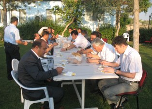 Emirgazi'de tayini çıkan memurlara veda yemeği