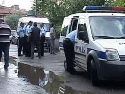 Eşini ve kayınpederini öldürdü