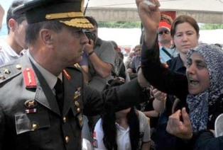 Şehit annesi o silahı almak için yalvardı