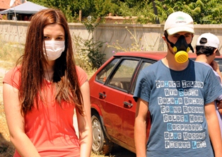 Bu köyde herkes maskeyle geziyor