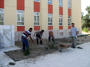 Okullarının bahçesini onarıyorlar
