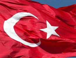 Camiye gidip Türk bayrağına saldırdılar