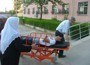 Samanlık çatısından aşağıya düştü