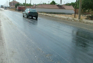 Aşırı sıcaklar asfalt eritti!