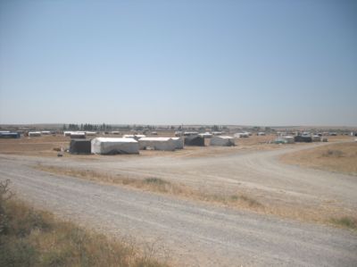 Bir kova su için saatlerce bekliyorlar