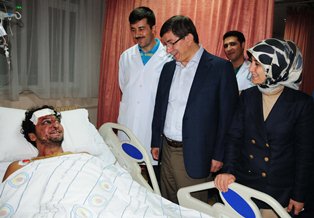 Davutoğlu, Meram Tıp’ta hasta ziyaret etti