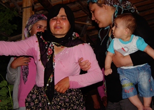 Şehit annesi sinir krizi geçirdi!