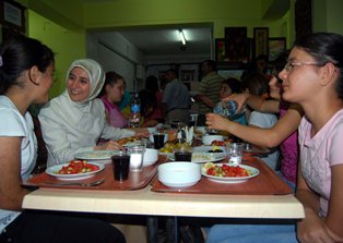 Bayan Davutoğlu ilk iftarını Konya'da açtı