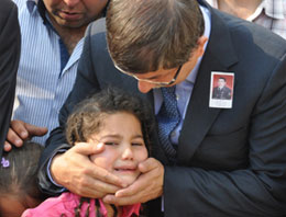 Şehit kızının gözyaşlarını Davutoğlu sildi