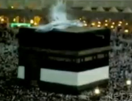 Kabe'nin üzerine inenler melek mi?