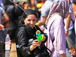 Sen misin İran'da su savaşı oynayan!